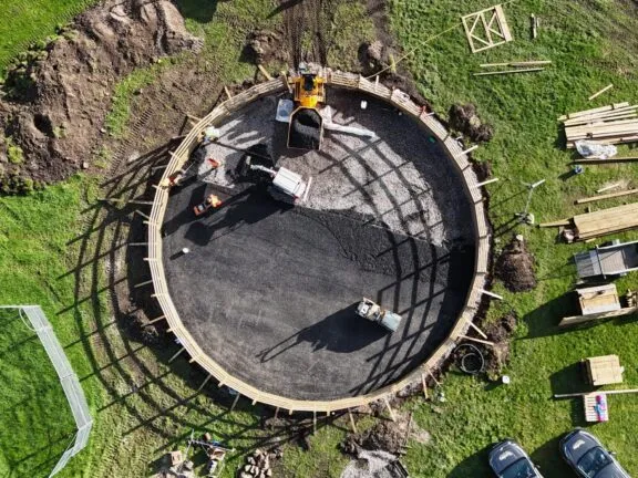 Construction of a lunge ring on a tarmac base
